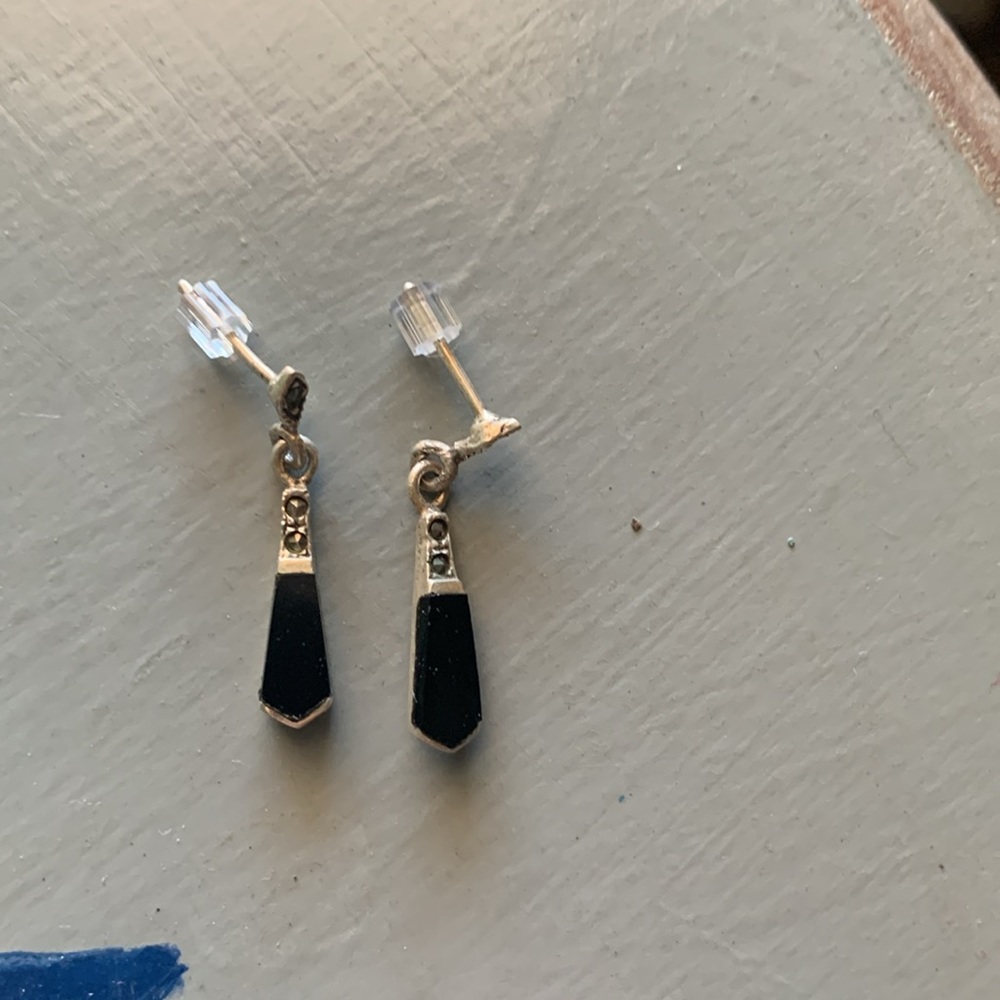 Sterling silver 9.25 dainty drop earrings with black stone.